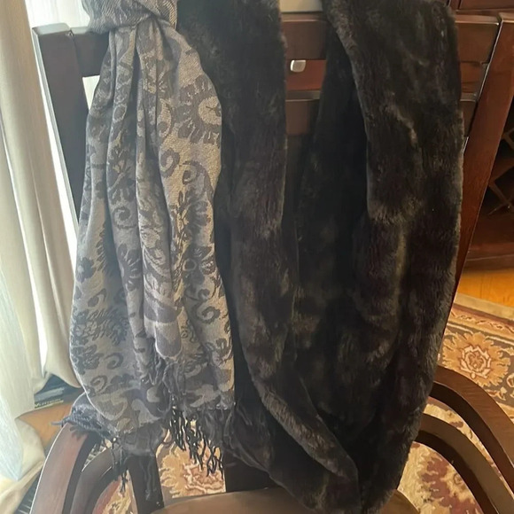 2 scarves 1 black infinity faux fur 1 gray lightweight pashmina - Picture 7 of 8